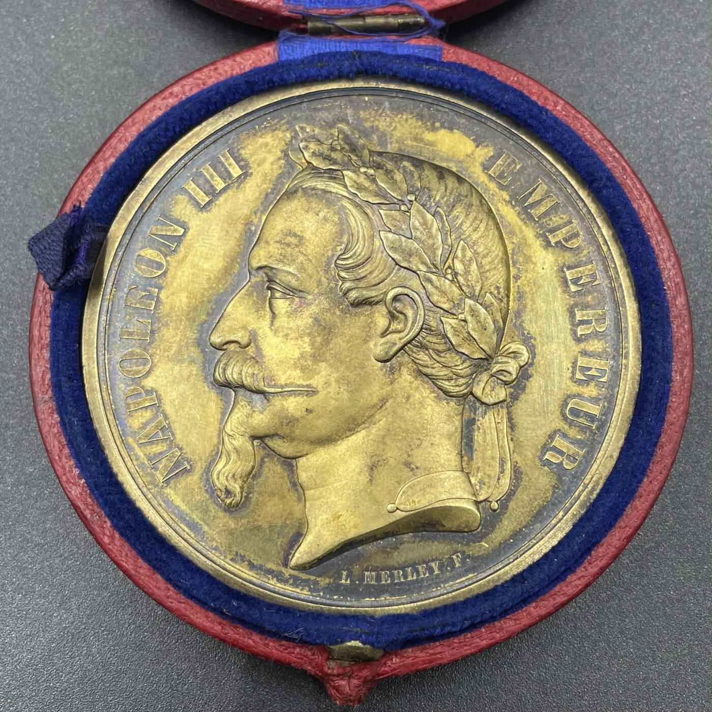 「木头集藏」“冬至雅藏”——章牌精品专场！ A.MERLEY.F～1868年法国马恩河畔沙隆地区农业、园艺与葡萄种植博览会原盒镀金大银章，直径：57.2 mm，88.2 g，边铭：蜜蜂 ARGENT，品相很不错，原盒正常扣合（打开略吃力），章面装饰有牛、马、羊等牲畜头雕，搭配葡萄藤、麦穗等农业元素，还有犁、车轮等农具图案，正中刻有“HORTICULTURE”（园艺），直观体现博览会聚焦农业、园艺与葡萄种植的主题。