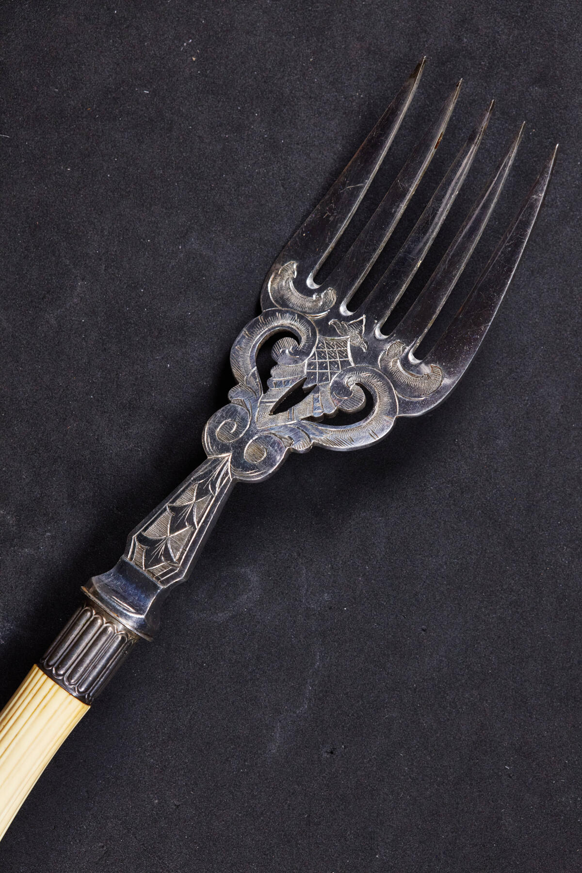 【俄甄集藏】2026年(046)01-07 星期三 晚 19:30 全场包邮 英国19世纪维多利亚时期白色珍贵材料镶嵌刻花古董纪念大型甜点餐刀、餐叉两支一套，原盒，刀长：355mm，宽：60mm；叉长：255mm，宽：50mm，总重量：309.1克