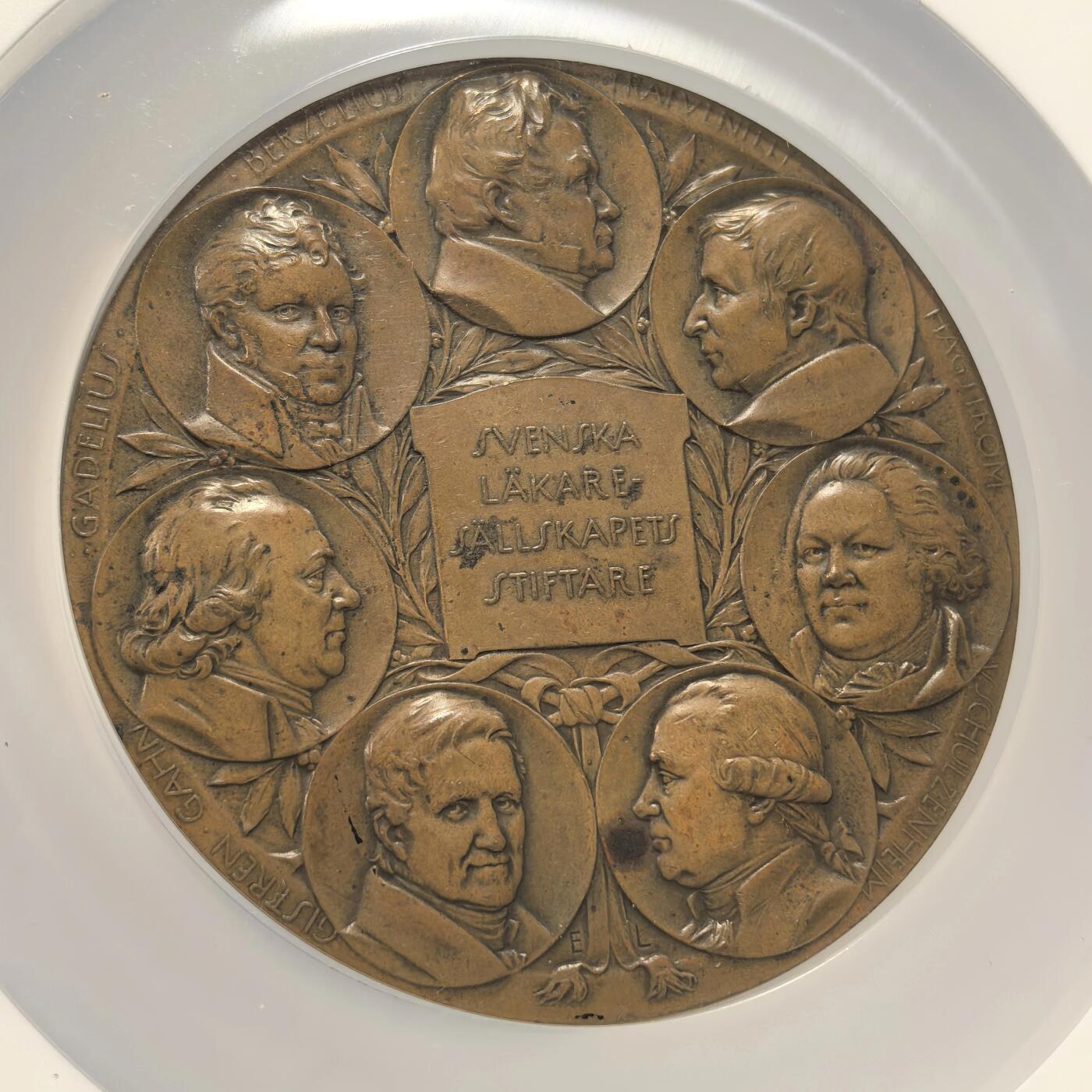 博洋堂世界钱币拍卖第153期（全场包邮） NGC MS62 瑞典1908年中央医药协会颁发超大铜章，70mm超大加厚尺寸！正面男女饮用生命之泉经典构图！这个尺寸没有磕碰能出分非常不易！