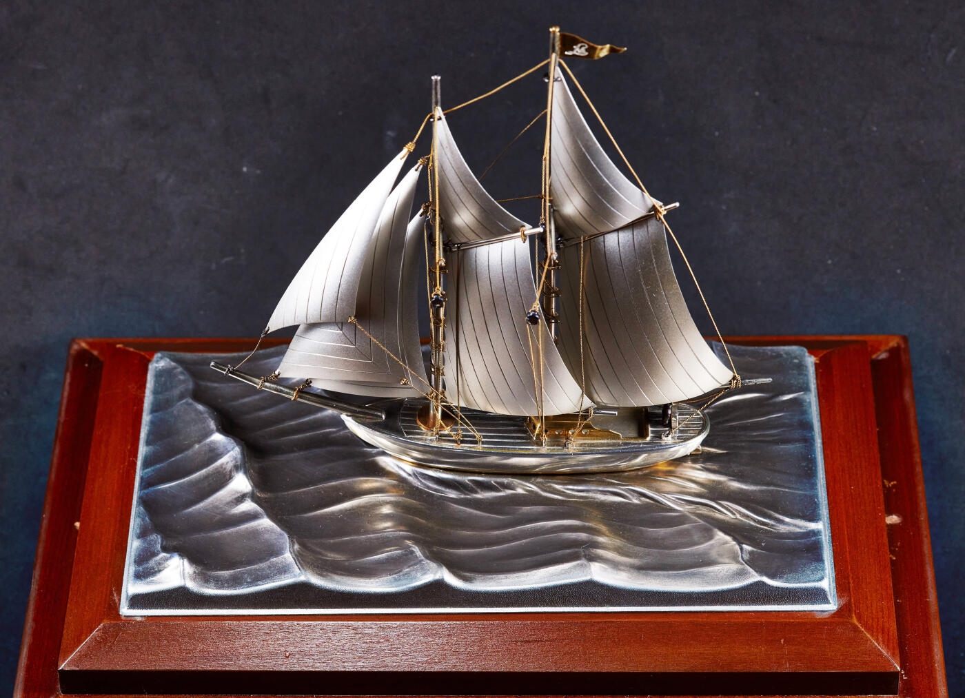 【俄甄集藏】2026年(046)01-07 星期三 晚 19:30 全场包邮 日本1950年代古董精工纯银帆船摆件，高：45mm，长：170mm，宽：45mm，底座：275mm×170mm，船身为96%银质，底板为铜质镀银，纯银部分总重量：119.3克，克重不包含木质底座，镀银底版
