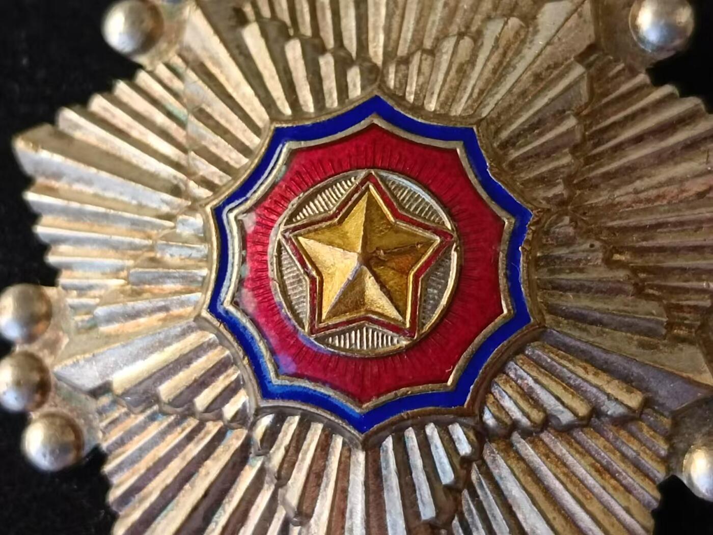 朝鲜横针三级国旗徽章