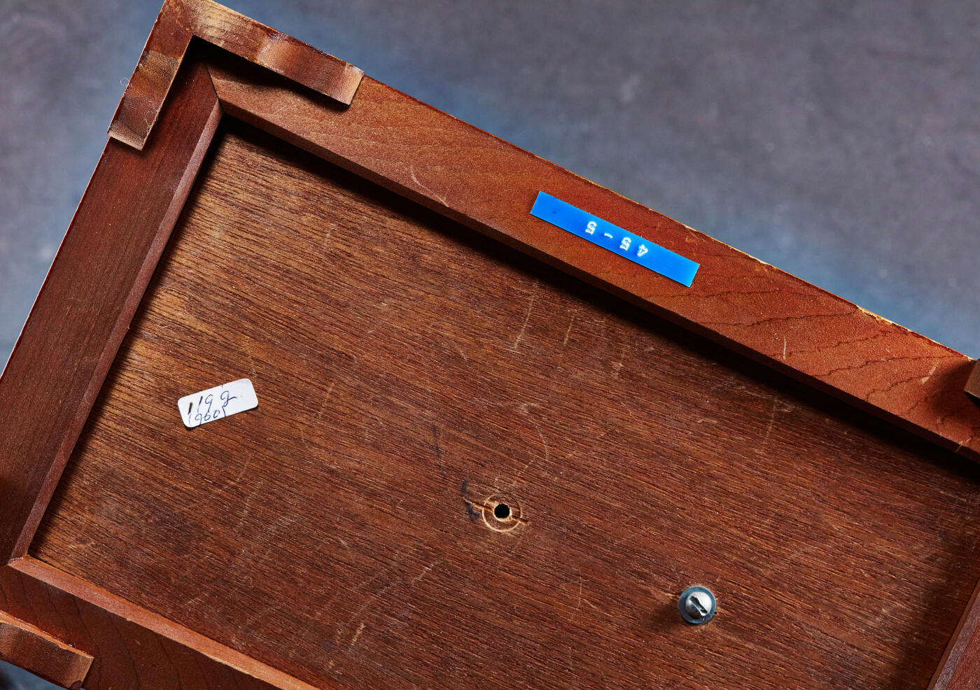 【俄甄集藏】2026年(046)01-07 星期三 晚 19:30 全场包邮 日本1950年代古董精工纯银帆船摆件，高：45mm，长：170mm，宽：45mm，底座：275mm×170mm，船身为96%银质，底板为铜质镀银，纯银部分总重量：119.3克，克重不包含木质底座，镀银底版