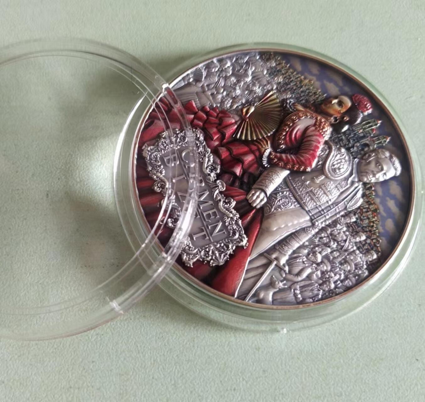 第185期拍卖 纽埃2022年，世界最著名(比才)歌剧《卡门》，2盎司加大(直径达55mm)，超高、超精浮雕, 仿古、全景、彩色银币. 盒证全. 遵照国际最高银币质量标准制造. 采用“全景”设计，人物与背景充满了画面，超高精细浮雕远、中、近景层次分明，工艺细致. 实物更加立体震撼,非常漂亮. 应景当前巴黎奥运会热门银币. 国外售价350美元