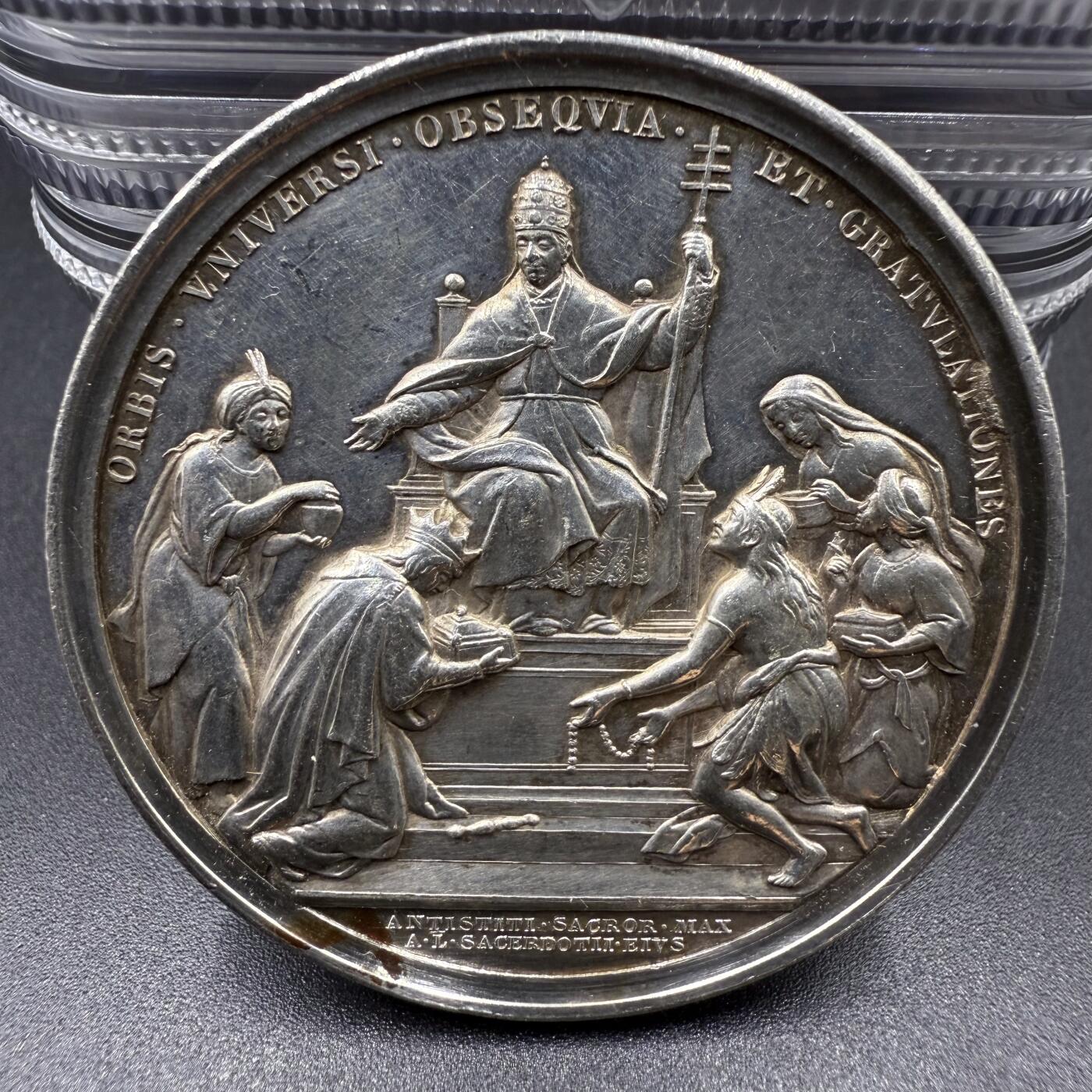 「木头集藏」“冬至雅藏”——章牌精品专场！ 1888年梵蒂冈教皇利奥十三世担任神职五十周年纪念银章，直径：43.5mm，35.7 g，少见教皇银章，高浮雕刻画，细节丰富，品相不错！1837年任神父。1843年，作为教皇格列高列十六世的全权代表，总领主教衔派驻布鲁塞尔，对欧洲的工业化和议会制度有所了解。1846年在佩鲁贾教区任主教。1853年任枢机主教，1877年前往教廷，任事务长，开放梵蒂冈珍藏，鼓励研究圣经。1878年2月任教皇。