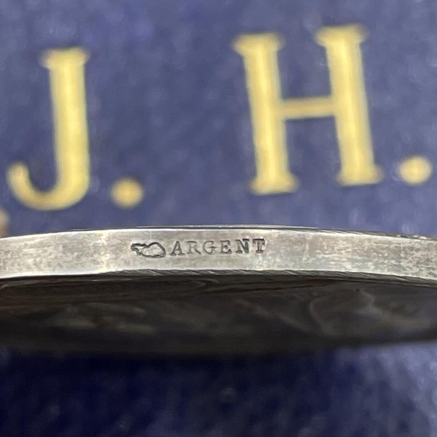 「木头集藏」“冬至雅藏”——章牌精品专场！ 1901年法国基督教洗礼、坚振与圣餐仪式纪念原盒银章，直径：36.8 mm，21.2 g，边铭：丰饶角 ARGENT，品相很不错，烫金原盒正常使用，同款收藏佳品！正面法语：吃我肉、喝我血的人将拥有永生，在末日我要使他复活），出自《约翰福音》，是圣体圣事的核心经文，背面法语：我弃绝撒旦及其诡计与作为，并永远依附于耶稣基督。