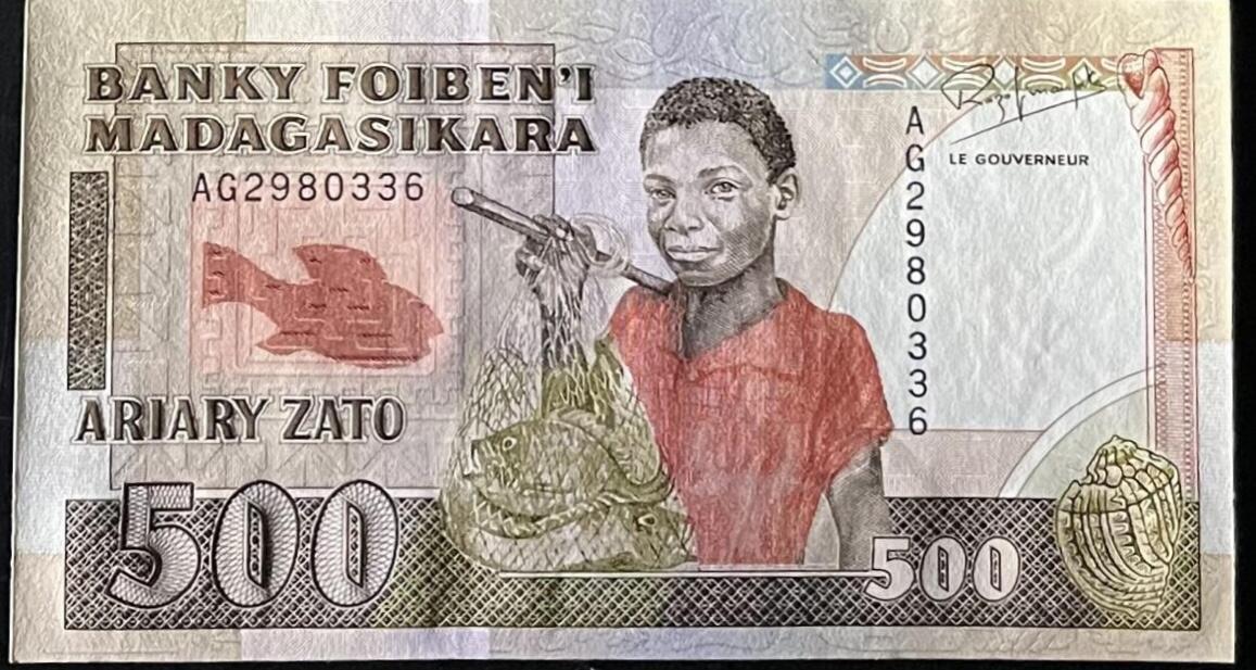 小福收藏拍卖第197期 裸钞场 本期有多张豹子号靓号 百慕大03年50元纪念钞百位号 马来亚和英属婆罗洲开国第一张纸币大冠女王 马来亚 41年1元英王乔六 法属太平洋10000法郎 捷克1000克朗纪念钞千位号  卢森堡 1000法郎  萨尔瓦多样钞 匈牙利 法罗群岛 危地马拉等多国精美纸币 马达加斯加 1988-93年 500法郎 无47 紫外潮 unc