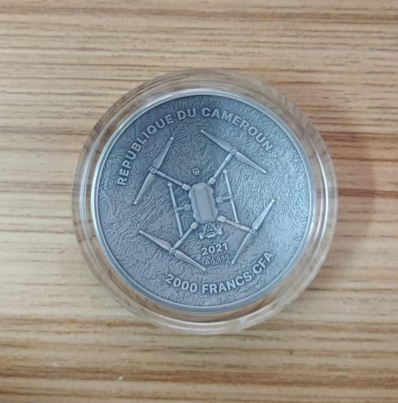 第185期拍卖 【龙头币,2盎司新无人机迷宫系列】喀麦隆2021年，无人机之下-巴萨罗那迷宫，2盎司加大(直径达50mm)、正反高深凹凸曲弧面穹顶形(半球面形),高浮雕仿古银币. 盒证全. 迷宫热门银币. 国外原售价316美元