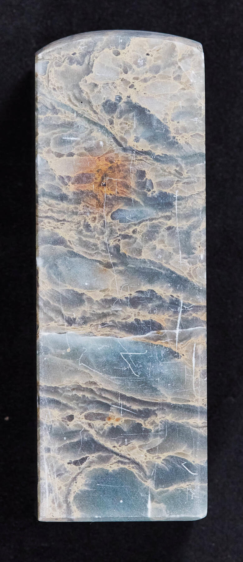 【俄甄集藏】2026年(046)01-07 星期三 晚 19:30 全场包邮 精美花坑石方料印章（产地中国四川），高：58mm，底座：19mm×19mm，重量：56.18克，花纹奇特，温润如玉