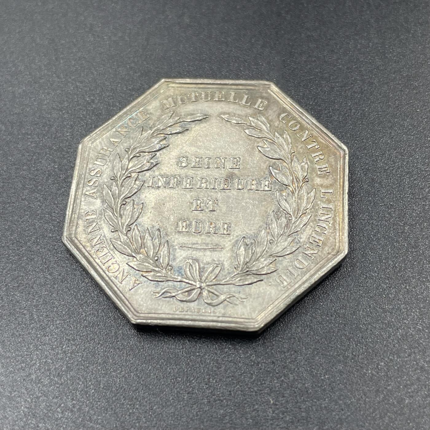 「木头集藏」“冬至雅藏”——章牌精品专场！ 法国火灾互助保险八角银章，直径：34.6 mm，16.3g，边铭：手指 ARGENT，章面主体是浴火重生的不死鸟浮雕，环绕拉丁文“EX CINERE SUO REDIVIVUS”（从自身灰烬中重生），品相还不错。