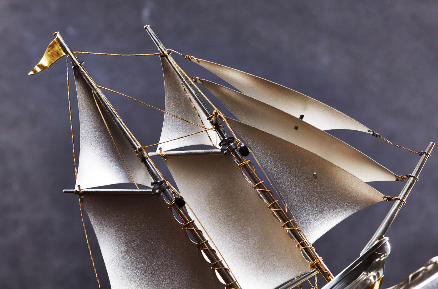 【俄甄集藏】2026年(046)01-07 星期三 晚 19:30 全场包邮 日本1950年代古董精工纯银帆船摆件，高：45mm，长：170mm，宽：45mm，底座：275mm×170mm，船身为96%银质，底板为铜质镀银，纯银部分总重量：119.3克，克重不包含木质底座，镀银底版