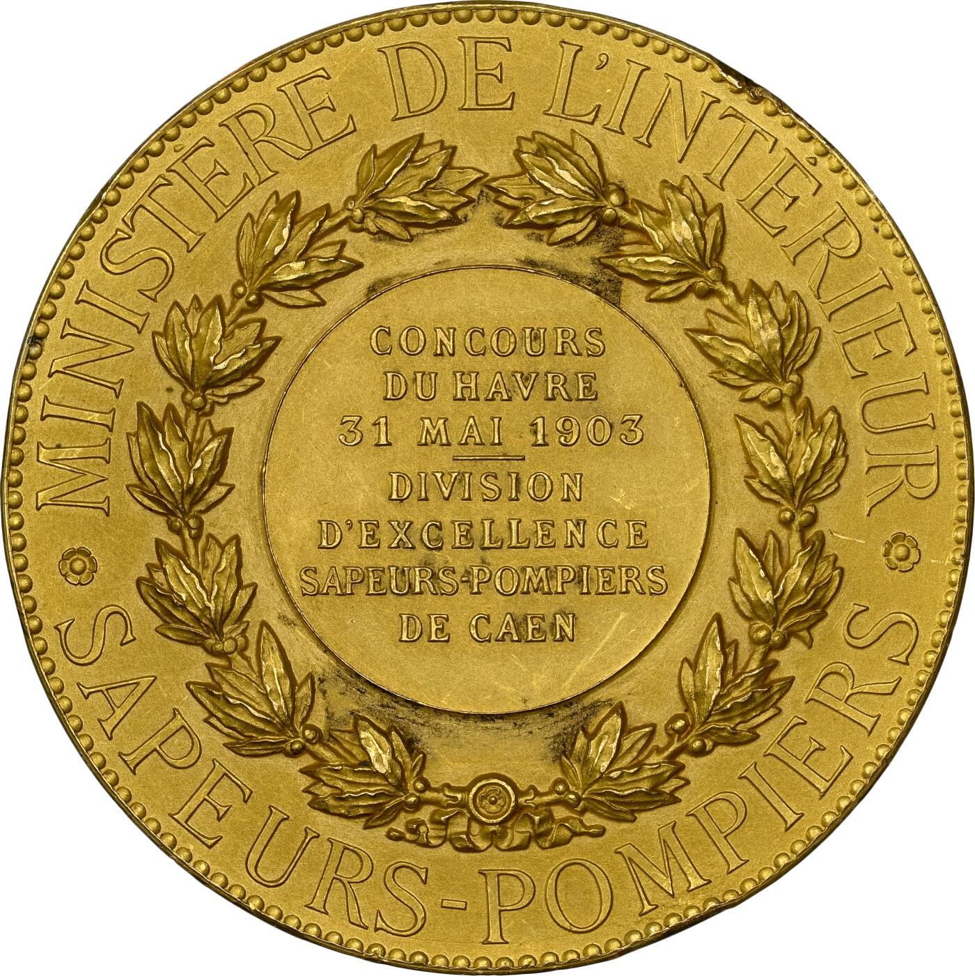 博洋堂世界钱币拍卖第153期（全场包邮） NGC MS63 1903年法国卡昂消防局金质奖章，章牌名家dubois作品，50mm，质量94.77克。正面：三名消防员驾驶消防车驶向燃烧的建筑物；背面：月桂花环内有七行法语铭文；花环外环绕铭文。这枚色彩艳丽、引人注目的金质奖章旨在纪念卡昂消防局在比赛中的英勇表现，细节清晰，光泽柔和近乎哑光。以精美的金质材质，向消防事业致敬。