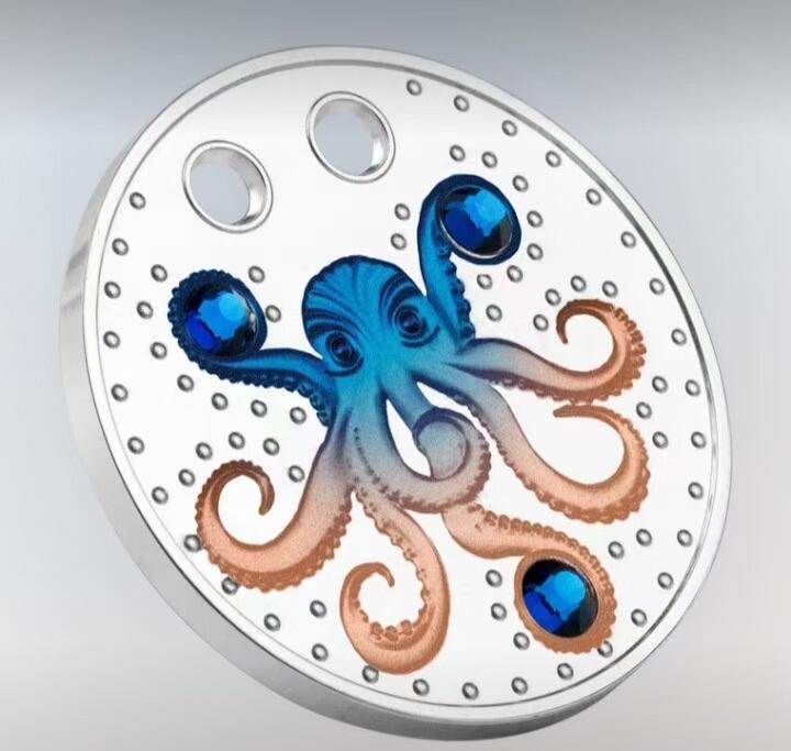 第185期拍卖 喀麦隆2022年，“章鱼”-美丽护身符. 镶嵌3枚大颗粒“卡普里蓝”宝石、项链吊坠、彩金色彩色，珠宝级精制银币. 盒证全. 超高颜值，美好时尚寓意. 国外售价145美元