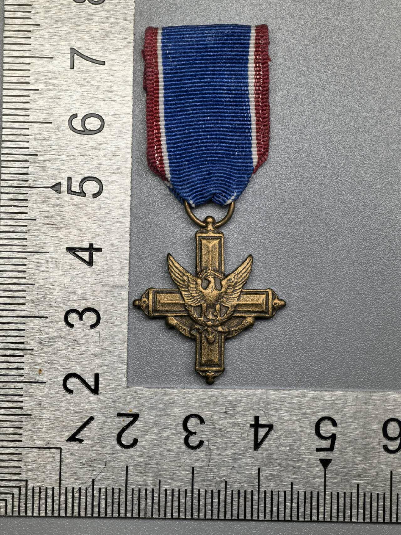 小驴勋章奖章收藏12月20日周六晚六点拍卖（珍爱和平，收藏战争，铭记历史，勿忘国耻，忠党爱国。有偿代拍，送拍规则在简介最后，参拍须阅读规则后再参拍，关系到运费包装发货时效真假辨别等关键信息，拍卖时不再发原图，看大图店主微信码在拍卖店铺介绍里） 美国陆军杰出服务勋章（陆军第二高级别功勋），多授予将官，苏联崔可夫元帅美国李梅将军都获得过101空降师506空降团E连连长温特斯上尉也得过迷你章