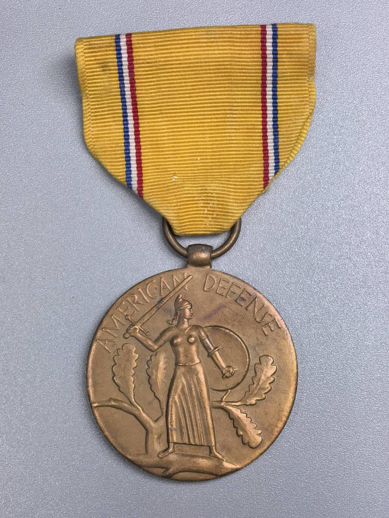 小驴勋章奖章收藏12月20日周六晚六点拍卖（珍爱和平，收藏战争，铭记历史，勿忘国耻，忠党爱国。有偿代拍，送拍规则在简介最后，参拍须阅读规则后再参拍，关系到运费包装发货时效真假辨别等关键信息，拍卖时不再发原图，看大图店主微信码在拍卖店铺介绍里） 美国二战本土防卫奖章 由当时美国总统罗斯福签署紧急动员令，颁发给1939年9月8日欧战爆发到1941年5月27日服役的人员 