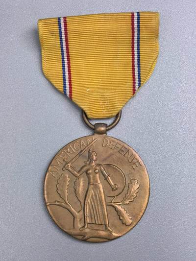 小驴勋章奖章收藏12月20日周六晚六点拍卖（珍爱和平，收藏战争，铭记历史，勿忘国耻，忠党爱国。有偿代拍，送拍规则在简介最后，参拍须阅读规则后再参拍，关系到运费包装发货时效真假辨别等关键信息，拍卖时不再发原图，看大图店主微信码在拍卖店铺介绍里） - 美国二战本土防卫奖章 由当时美国总统罗斯福签署紧急动员令，颁发给1939年9月8日欧战爆发到1941年5月27日服役的人员 