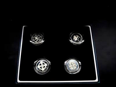 长老汇蛇年精选第八十三场拍卖 - 1999-2002年英国加厚英镑银币四枚一组，原盒无证书  币面有自然氧化  一共76克，含纯银70.3克，银价至少1000了，单枚发行量都在几千枚，成套发行量更少