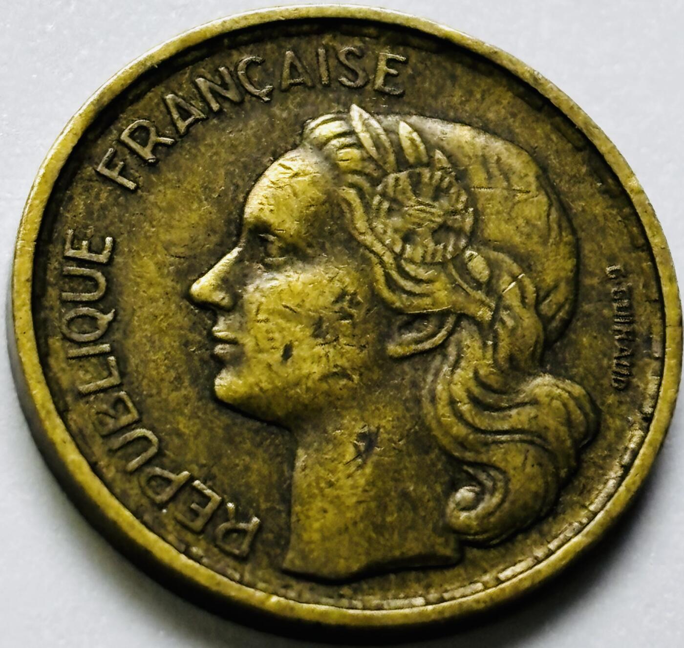 文馨钱币收藏第 286 场，圣诞节专场【 长期接收代拍品低至 0 佣金】 铜光美品 1953 年法兰西第四共和国 第六版本 B 厂（斯特拉斯堡造币厂）  10 法郎铜币