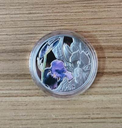 第185期拍卖 - 白俄罗斯2013, 世界美丽之花系列-鸢尾花, 双面彩色精制银币. 盒证全，鸢尾花又称彩虹花，浪漫自由之花，法兰西国花