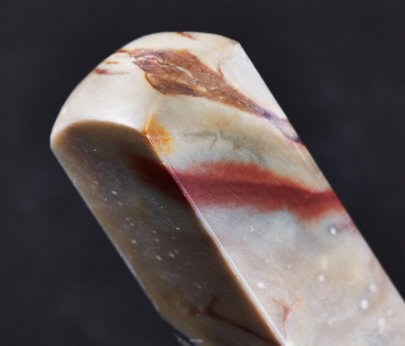 【俄甄集藏】2026年(046)01-07 星期三 晚 19:30 全场包邮 精美昌化石微雕山水印章（产地中国浙江），高：110mm，底座：27mm×27mm，重量：210.45克，色彩斑斓，俏色巧雕，难得