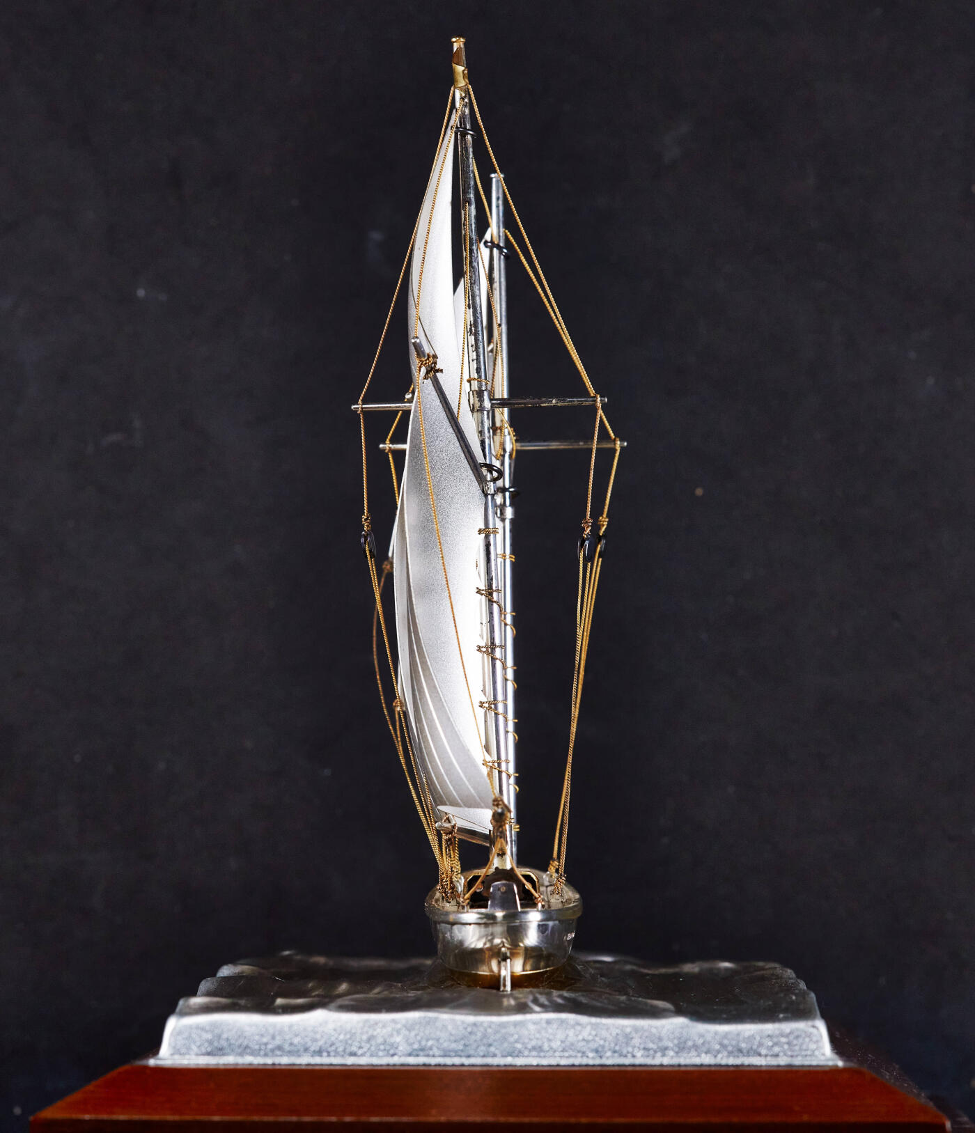 【俄甄集藏】2026年(046)01-07 星期三 晚 19:30 全场包邮 日本1950年代古董精工纯银帆船摆件，高：45mm，长：170mm，宽：45mm，底座：275mm×170mm，船身为96%银质，底板为铜质镀银，纯银部分总重量：119.3克，克重不包含木质底座，镀银底版