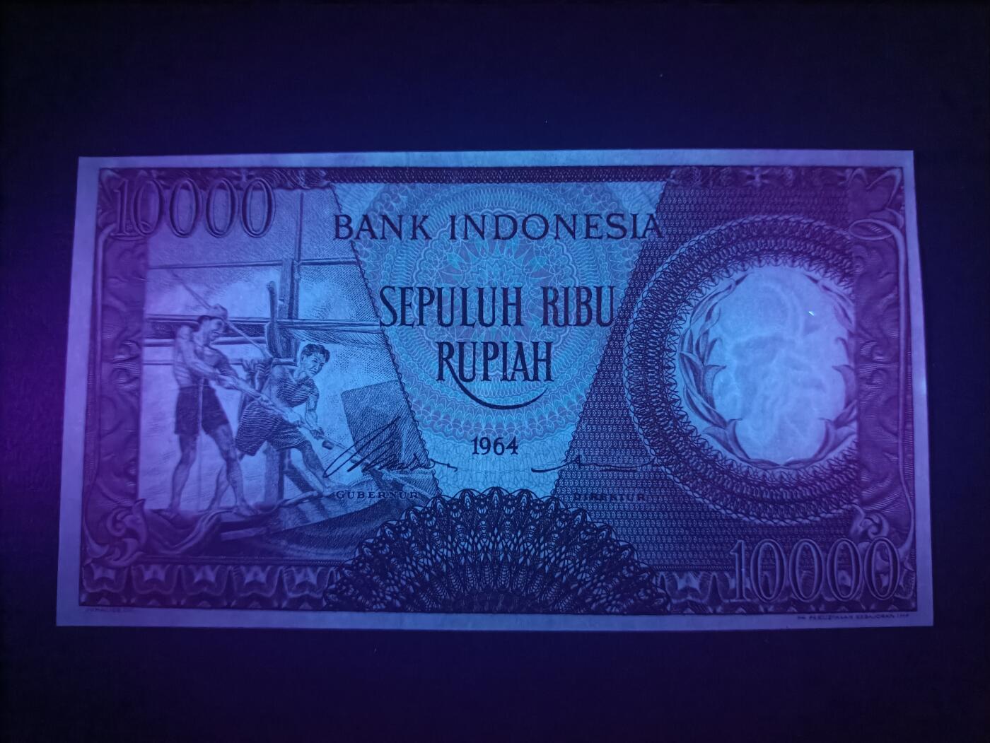 2025十二月第四期，总209期 印度尼西亚1964红版10000卢比AUNC边不齐，稀有补号前缀X无47倒置号豹子头11191，传统捕鱼，少见早期红色版本