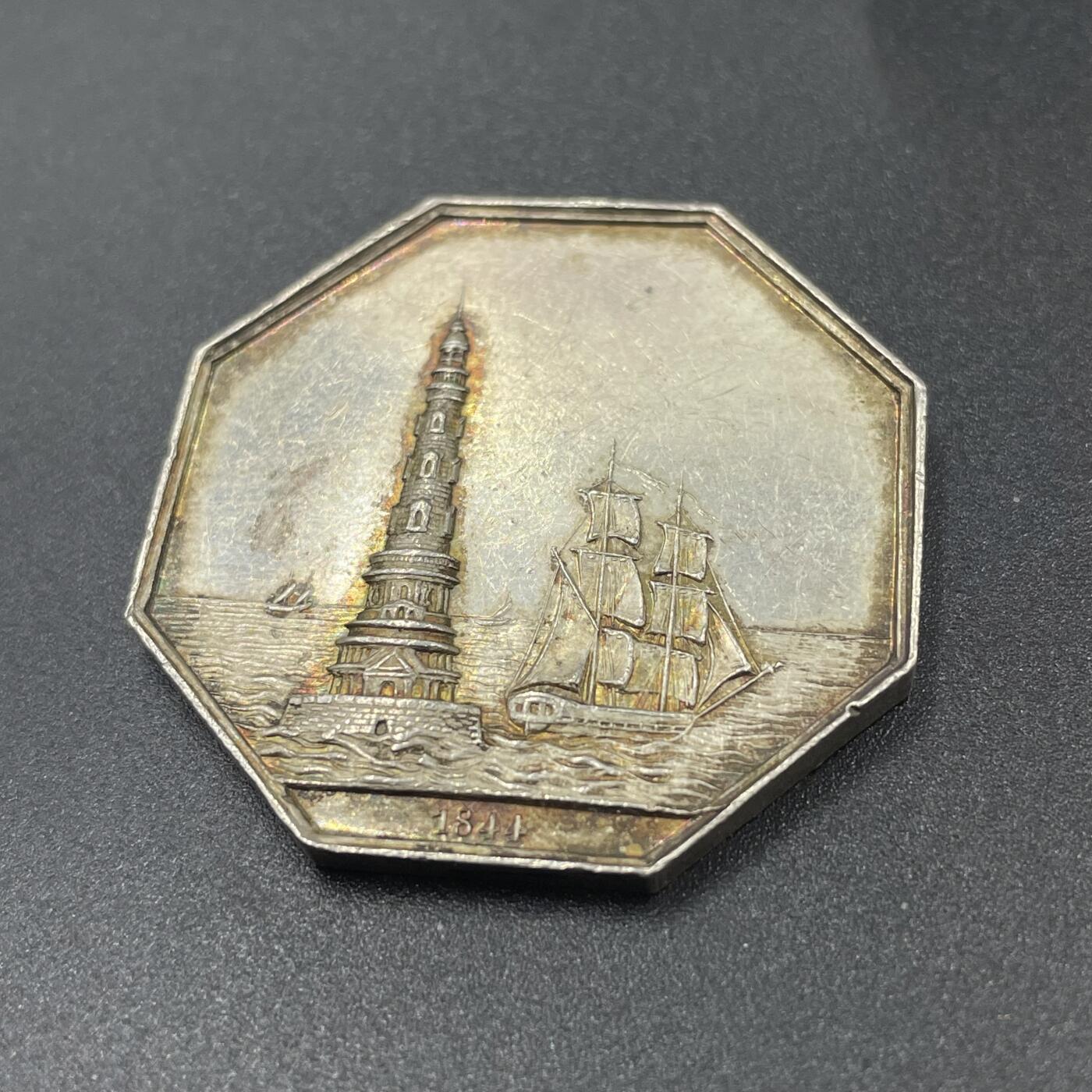 「木头集藏」“冬至雅藏”——章牌精品专场！ 法国波尔多吉伦特省海洋保险公司八角银章，直径：34.7 mm，18.2 g，边铭：蜜蜂 ARGENT，背面中间是带有皇冠的波尔多城市盾徽浮雕，两侧装饰麦穗、葡萄藤等代表吉伦特省农业与酿酒业的元素，刻画细致，少见八角。