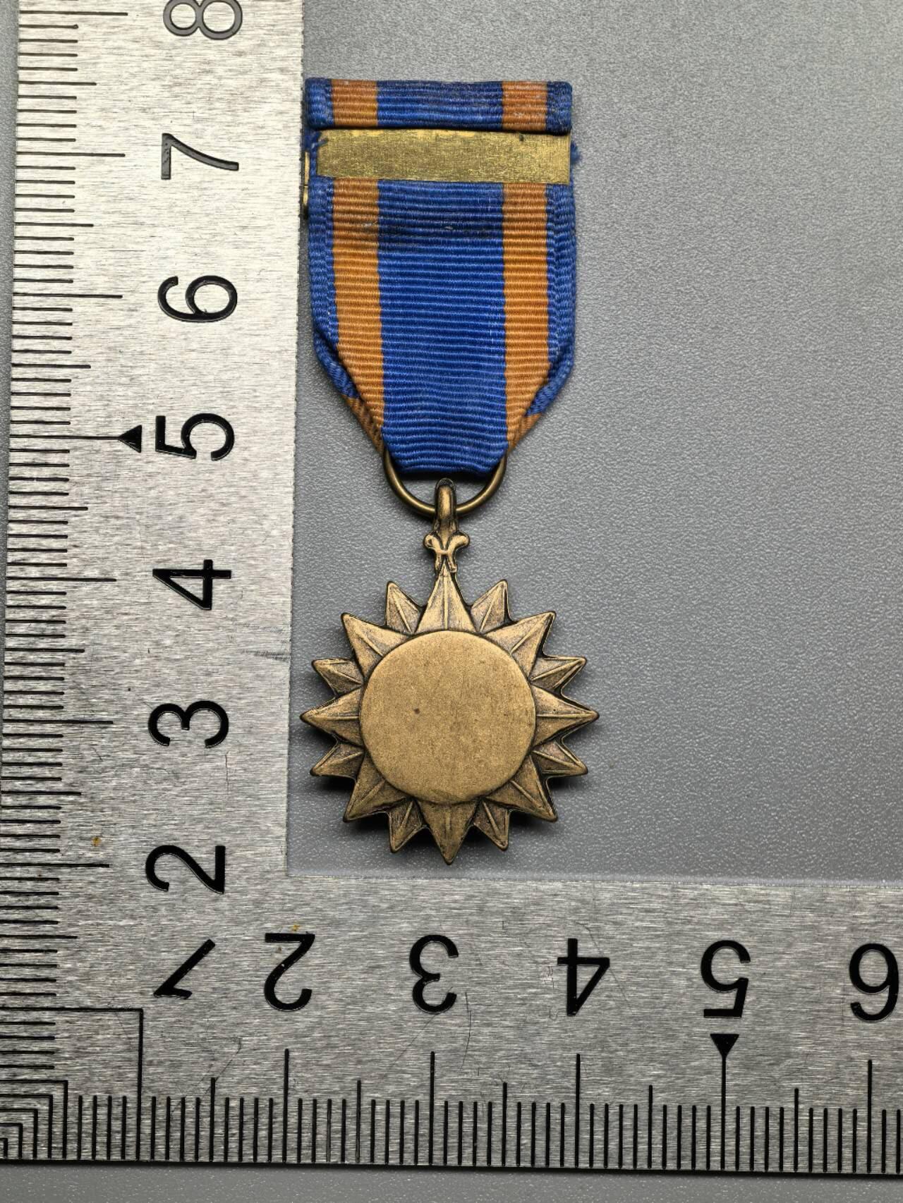 小驴勋章奖章收藏12月20日周六晚六点拍卖（珍爱和平，收藏战争，铭记历史，勿忘国耻，忠党爱国。有偿代拍，送拍规则在简介最后，参拍须阅读规则后再参拍，关系到运费包装发货时效真假辨别等关键信息，拍卖时不再发原图，看大图店主微信码在拍卖店铺介绍里）