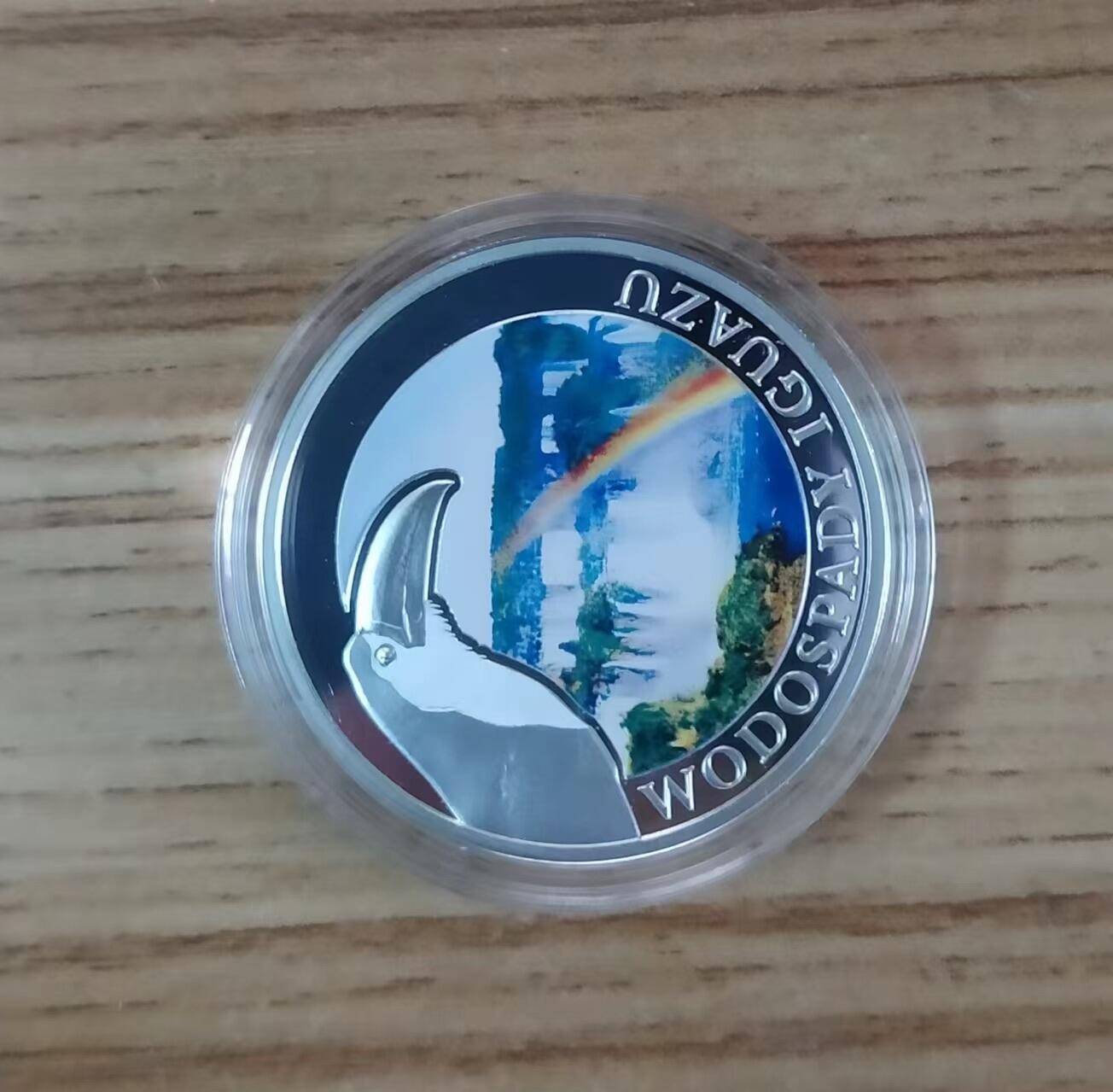 第185期拍卖 波兰造币厂2013年，自然奇观系列-伊瓜苏大瀑布(世界公认最美丽的瀑布)，波兰造币厂自然奇观系列彩色精制无面值银币. 带盒无证书. 10克,直径32mm,漂亮少见品.实物超级精美漂亮. 国外售价96美元