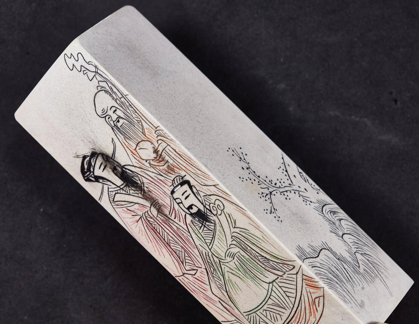 【俄甄集藏】2026年(046)01-07 星期三 晚 19:30 全场包邮 精美青田石老料微雕“福禄寿”印章（产地中国浙江），高：120mm，底座：35mmx35mm，重：409.98克，雕工精美，寓意很好