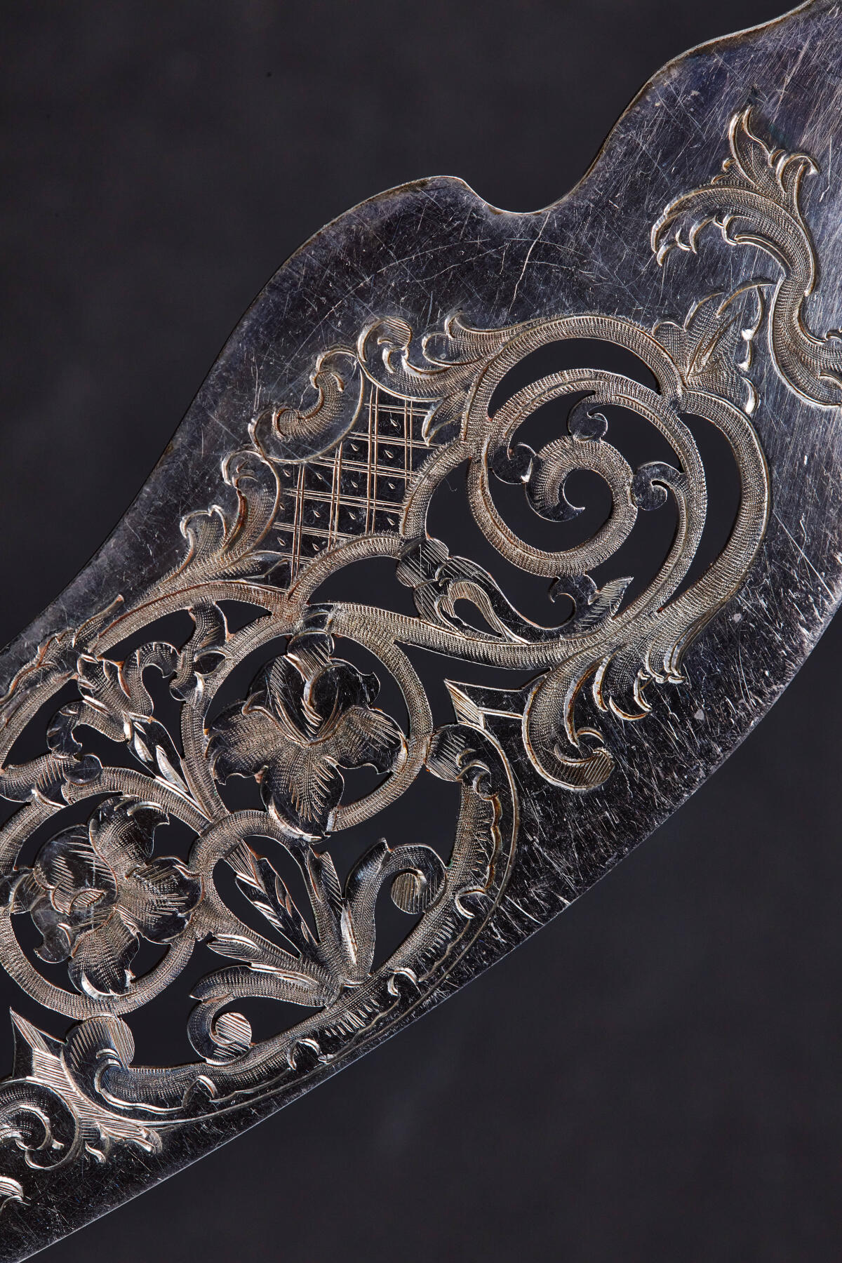 【俄甄集藏】2026年(046)01-07 星期三 晚 19:30 全场包邮 英国19世纪维多利亚时期白色珍贵材料镶嵌刻花古董纪念大型甜点餐刀、餐叉两支一套，原盒，刀长：355mm，宽：60mm；叉长：255mm，宽：50mm，总重量：309.1克