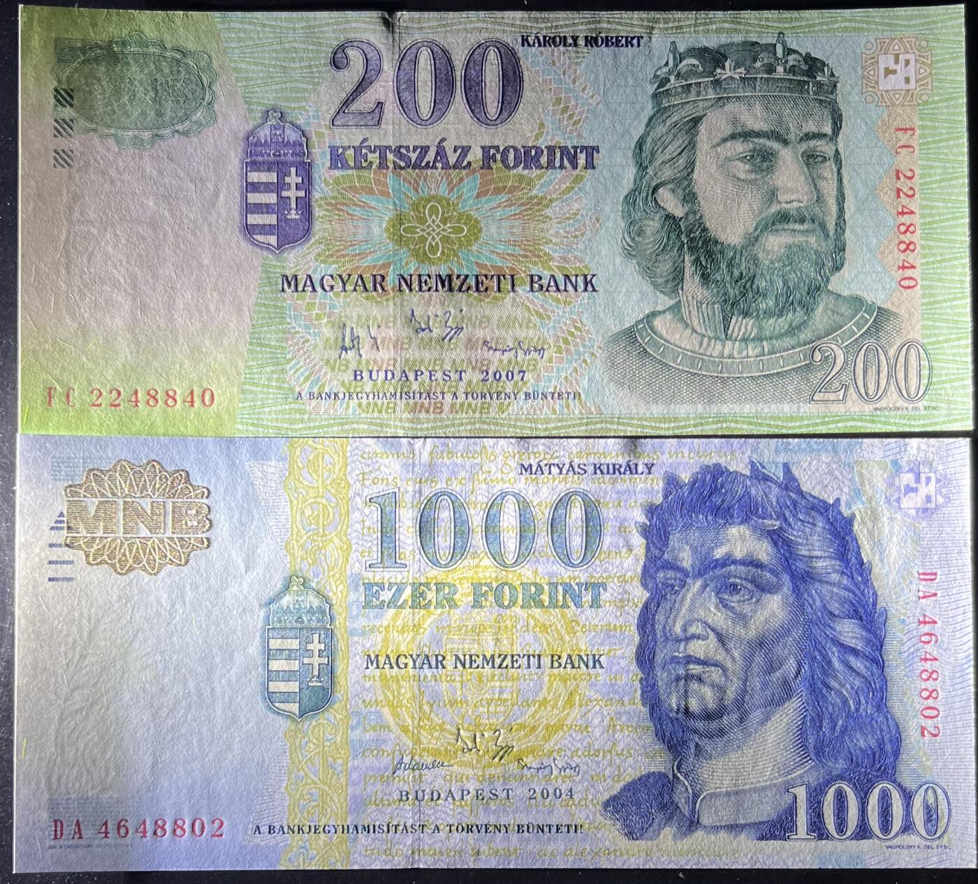 小福收藏拍卖第197期 裸钞场 本期有多张豹子号靓号 百慕大03年50元纪念钞百位号 马来亚和英属婆罗洲开国第一张纸币大冠女王 马来亚 41年1元英王乔六 法属太平洋10000法郎 捷克1000克朗纪念钞千位号  卢森堡 1000法郎  萨尔瓦多样钞 匈牙利 法罗群岛 危地马拉等多国精美纸币 匈牙利 2007年 200+2004年 1000福林 1组2张 unc