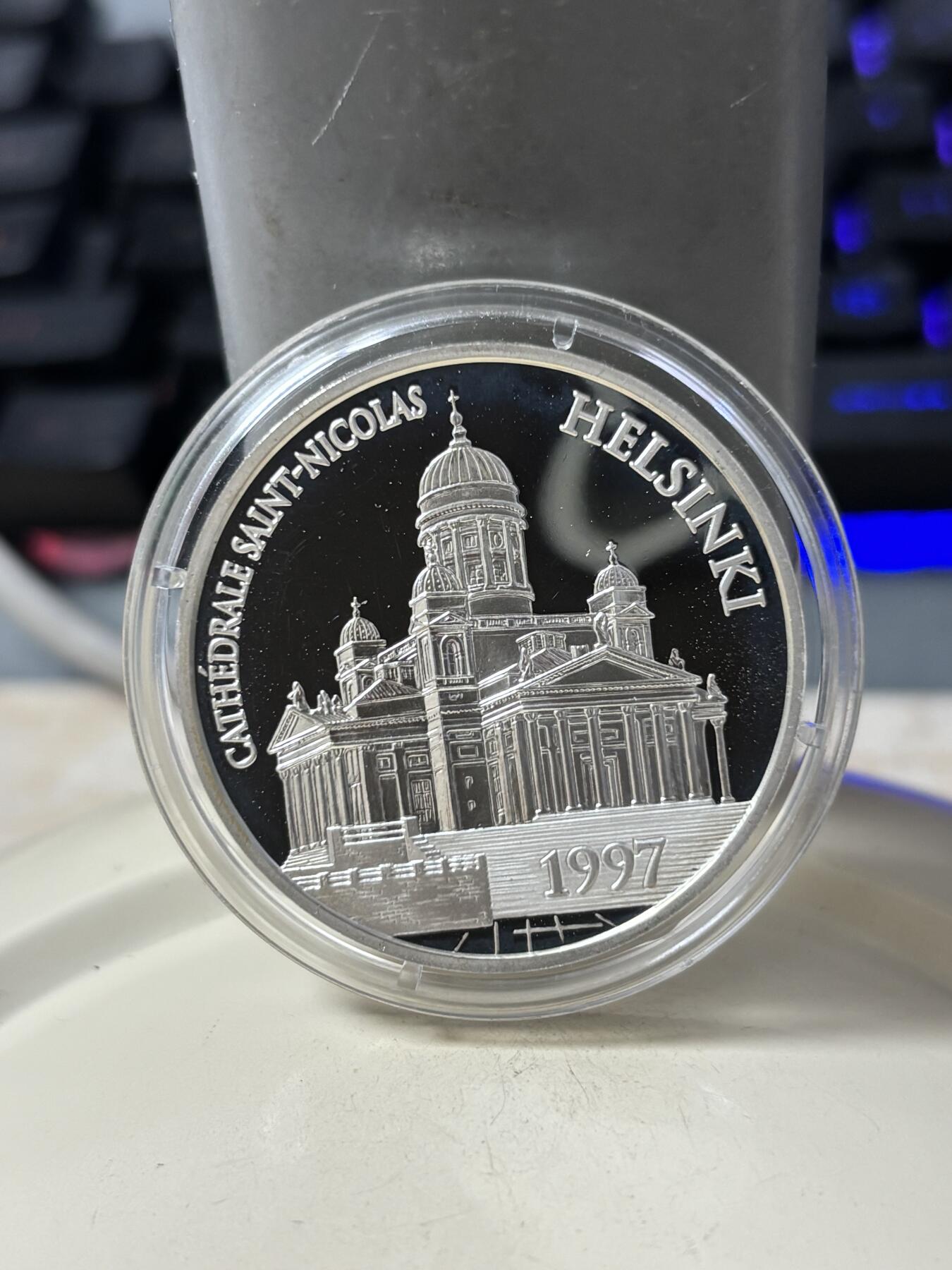 第185期拍卖 法国1997年发行欧洲知名景点芬兰赫尔辛基-圣尼古拉大教堂精制纪念银币，22.2克，900银，银价299元