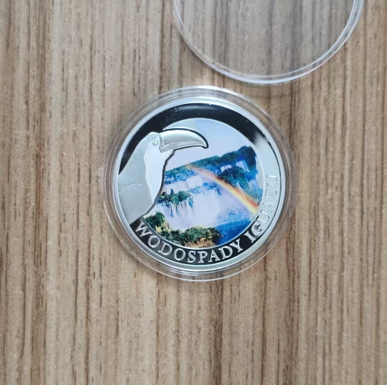 第185期拍卖 波兰造币厂2013年，自然奇观系列-伊瓜苏大瀑布(世界公认最美丽的瀑布)，波兰造币厂自然奇观系列彩色精制无面值银币. 带盒无证书. 10克,直径32mm,漂亮少见品.实物超级精美漂亮. 国外售价96美元