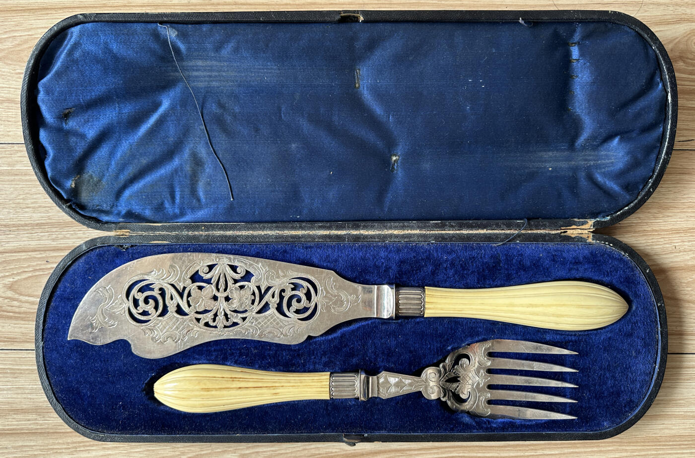 【俄甄集藏】2026年(046)01-07 星期三 晚 19:30 全场包邮 英国19世纪维多利亚时期白色珍贵材料镶嵌刻花古董纪念大型甜点餐刀、餐叉两支一套，原盒，刀长：355mm，宽：60mm；叉长：255mm，宽：50mm，总重量：309.1克