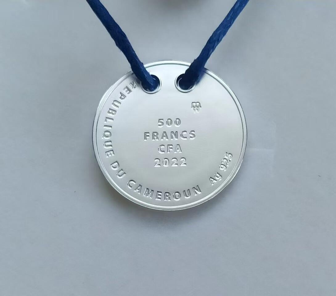 第185期拍卖 喀麦隆2022年，“章鱼”-美丽护身符. 镶嵌3枚大颗粒“卡普里蓝”宝石、项链吊坠、彩金色彩色，珠宝级精制银币. 盒证全. 超高颜值，美好时尚寓意. 国外售价145美元