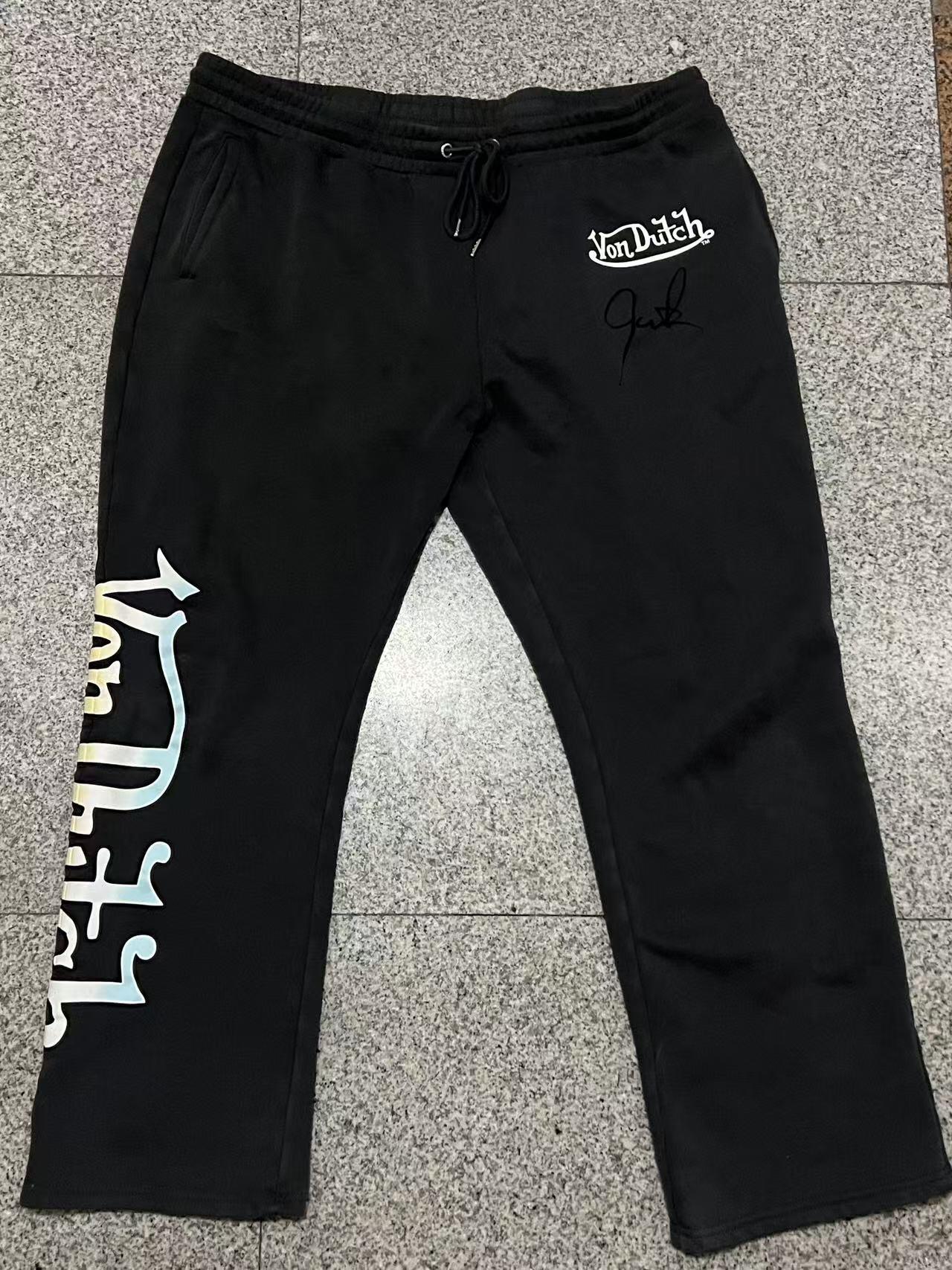 零元拍：这是谁的青春？！“贾老板”贾斯汀·汀布莱克（Justin Timberlake）亲签亲穿2024年巡演舞台穿着的‌美国潮流品牌Von Dutch（凡达驰）肯尼斯·霍华德大师系列卫裤。（拍品为演艺公司纪念收藏品，入关前已经过专业消毒处理，回国也进行了次氯酸和紫外线杀菌，尽管放心收藏）