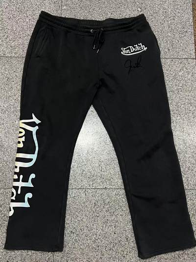 零元拍：这是谁的青春？！“贾老板”贾斯汀·汀布莱克（Justin Timberlake）亲签亲穿2024年巡演舞台穿着的‌美国潮流品牌Von Dutch（凡达驰）肯尼斯·霍华德大师系列卫裤。（拍品为演艺公司纪念收藏品，入关前已经过专业消毒处理，回国也进行了次氯酸和紫外线杀菌，尽管放心收藏） - 零元拍：这是谁的青春？！“贾老板”贾斯汀·汀布莱克（Justin Timberlake）亲签亲穿2024年巡演舞台穿着的‌美国潮流品牌Von Dutch（凡达驰）肯尼斯·霍华德大师系列卫裤。（拍品为演艺公司纪念收藏品，入关前已经过专业消毒处理，回国也进行了次氯酸和紫外线杀菌，尽管放心收藏）