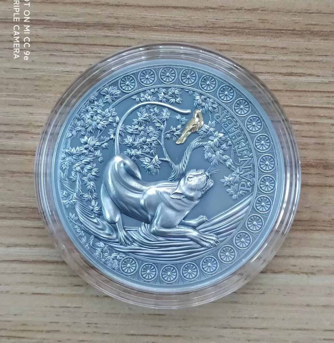 第185期拍卖 【龙头币】加纳2022，狂野杀手(1)-黑豹猎鸟，50克加大(直径达50mm)超高浮雕,仿古镀金银币. 盒证全. 龙头币 (狂野系列第一枚)，该系列即将发行第三枚. 实物图案超漂亮、立体. 新热门，国外售价348美元