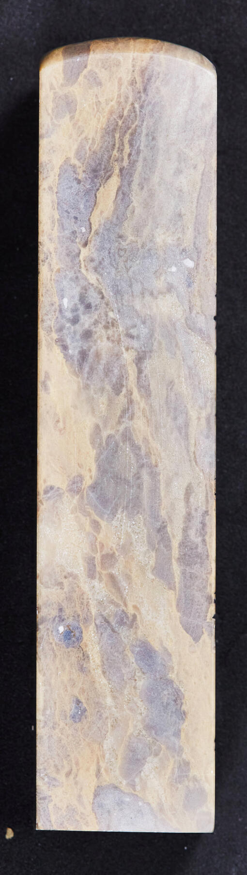 【俄甄集藏】2026年(046)01-07 星期三 晚 19:30 全场包邮 精美昌化石微雕山水印章（产地中国浙江），高：110mm，底座：25mm×25mm，重量：170.45克，质地温润，俏色巧雕，难得