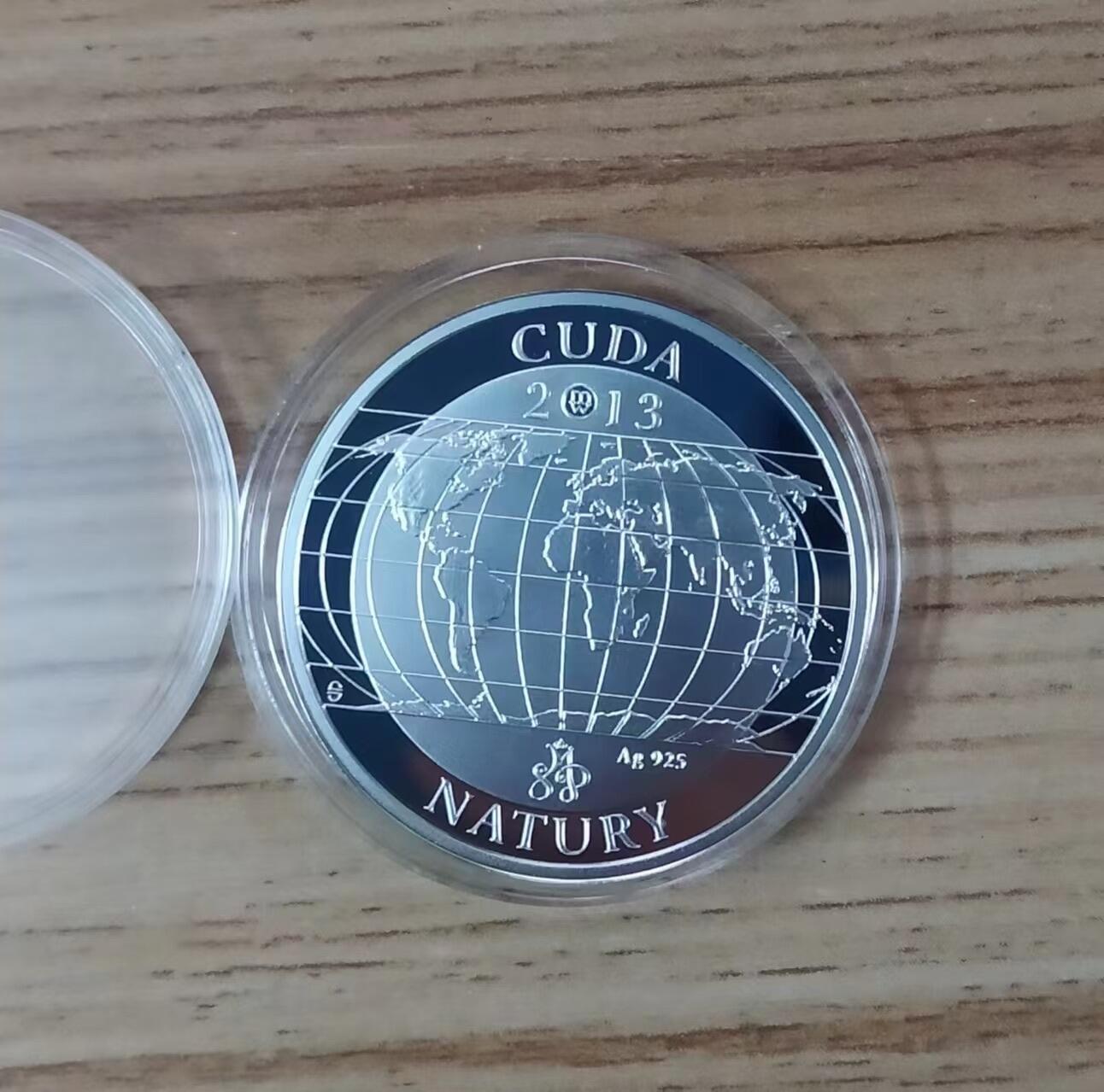 第185期拍卖 波兰造币厂2013年，自然奇观系列-伊瓜苏大瀑布(世界公认最美丽的瀑布)，波兰造币厂自然奇观系列彩色精制无面值银币. 带盒无证书. 10克,直径32mm,漂亮少见品.实物超级精美漂亮. 国外售价96美元