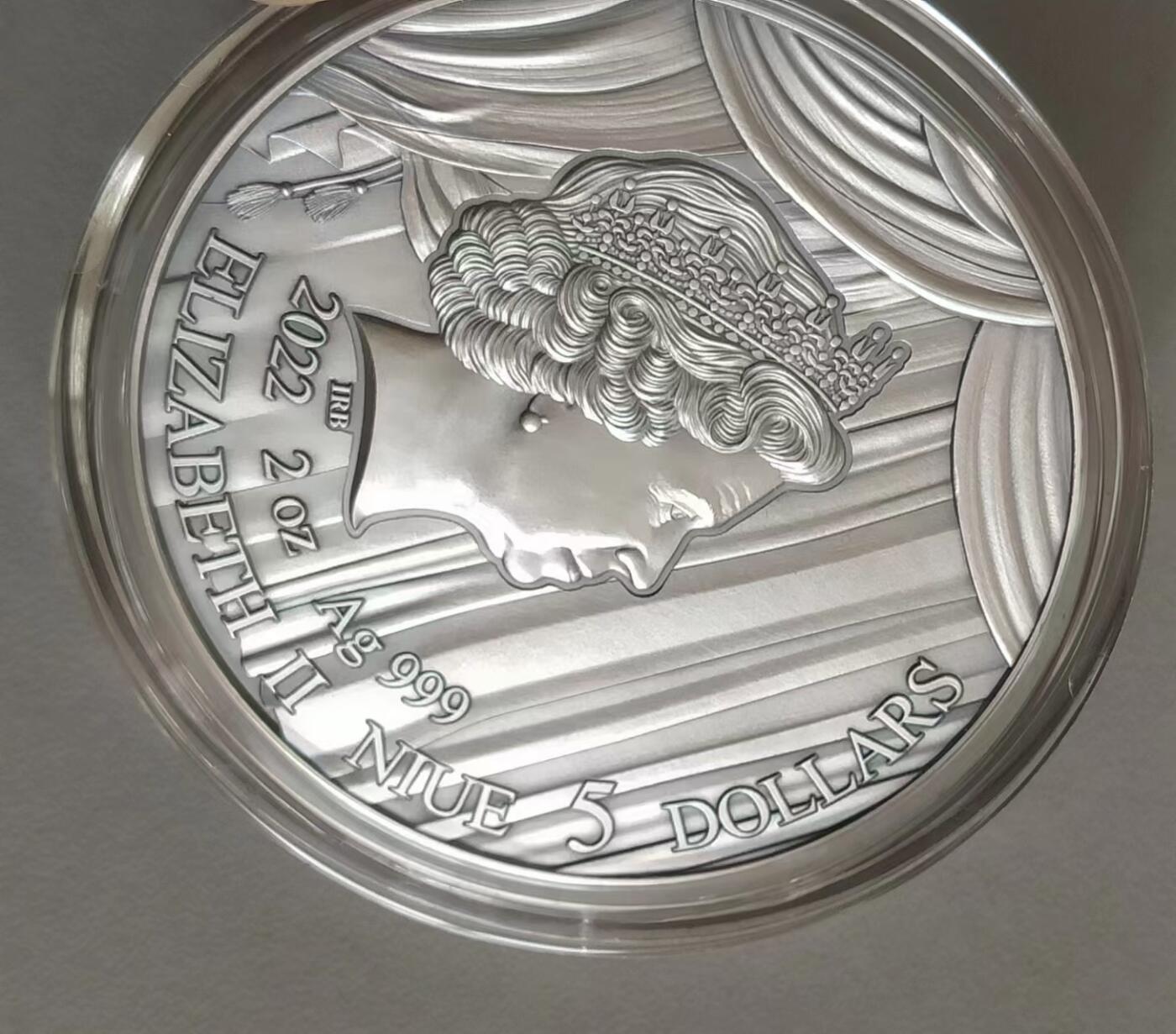 第185期拍卖 纽埃2022年，世界最著名(比才)歌剧《卡门》，2盎司加大(直径达55mm)，超高、超精浮雕, 仿古、全景、彩色银币. 盒证全. 遵照国际最高银币质量标准制造. 采用“全景”设计，人物与背景充满了画面，超高精细浮雕远、中、近景层次分明，工艺细致. 实物更加立体震撼,非常漂亮. 应景当前巴黎奥运会热门银币. 国外售价350美元