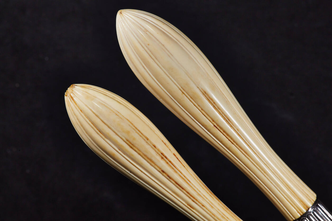 【俄甄集藏】2026年(046)01-07 星期三 晚 19:30 全场包邮 英国19世纪维多利亚时期白色珍贵材料镶嵌刻花古董纪念大型甜点餐刀、餐叉两支一套，原盒，刀长：355mm，宽：60mm；叉长：255mm，宽：50mm，总重量：309.1克