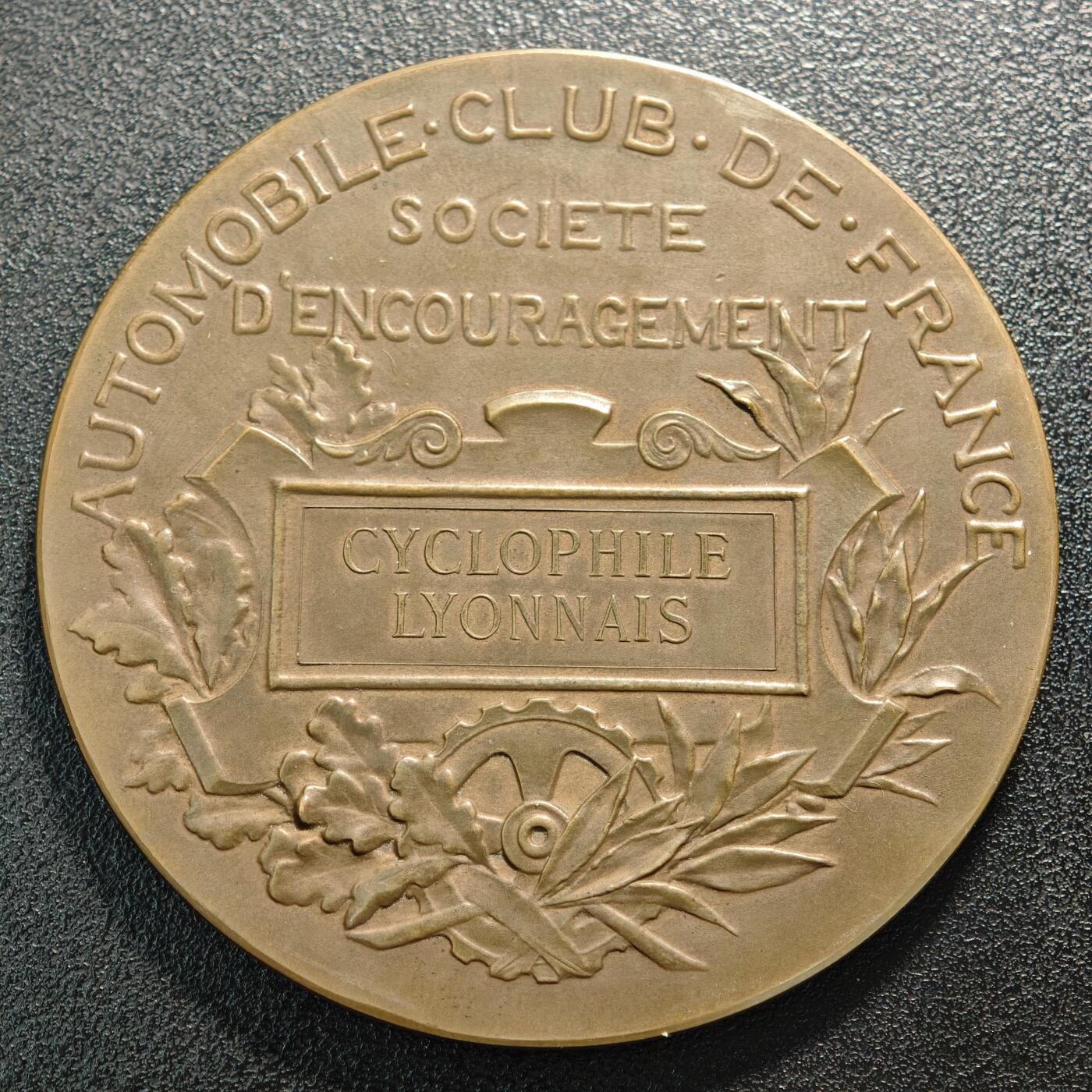 【德藏】世界币章拍卖第158期（拍品征集中~欢迎藏友联系） 1894-1895年 法国汽车俱乐部与里昂自行车爱好者协会联合发行新艺术风格纪念铜章 丰饶角边铭 由法国著名铸章师丹尼尔·迪普雷（Daniel Dupuis）设计，是19世纪末法国交通与体育社团纪念章的经典作品 直径约：68.4mm；重约：140.8g