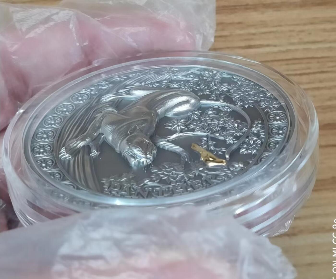 第185期拍卖 【龙头币】加纳2022，狂野杀手(1)-黑豹猎鸟，50克加大(直径达50mm)超高浮雕,仿古镀金银币. 盒证全. 龙头币 (狂野系列第一枚)，该系列即将发行第三枚. 实物图案超漂亮、立体. 新热门，国外售价348美元