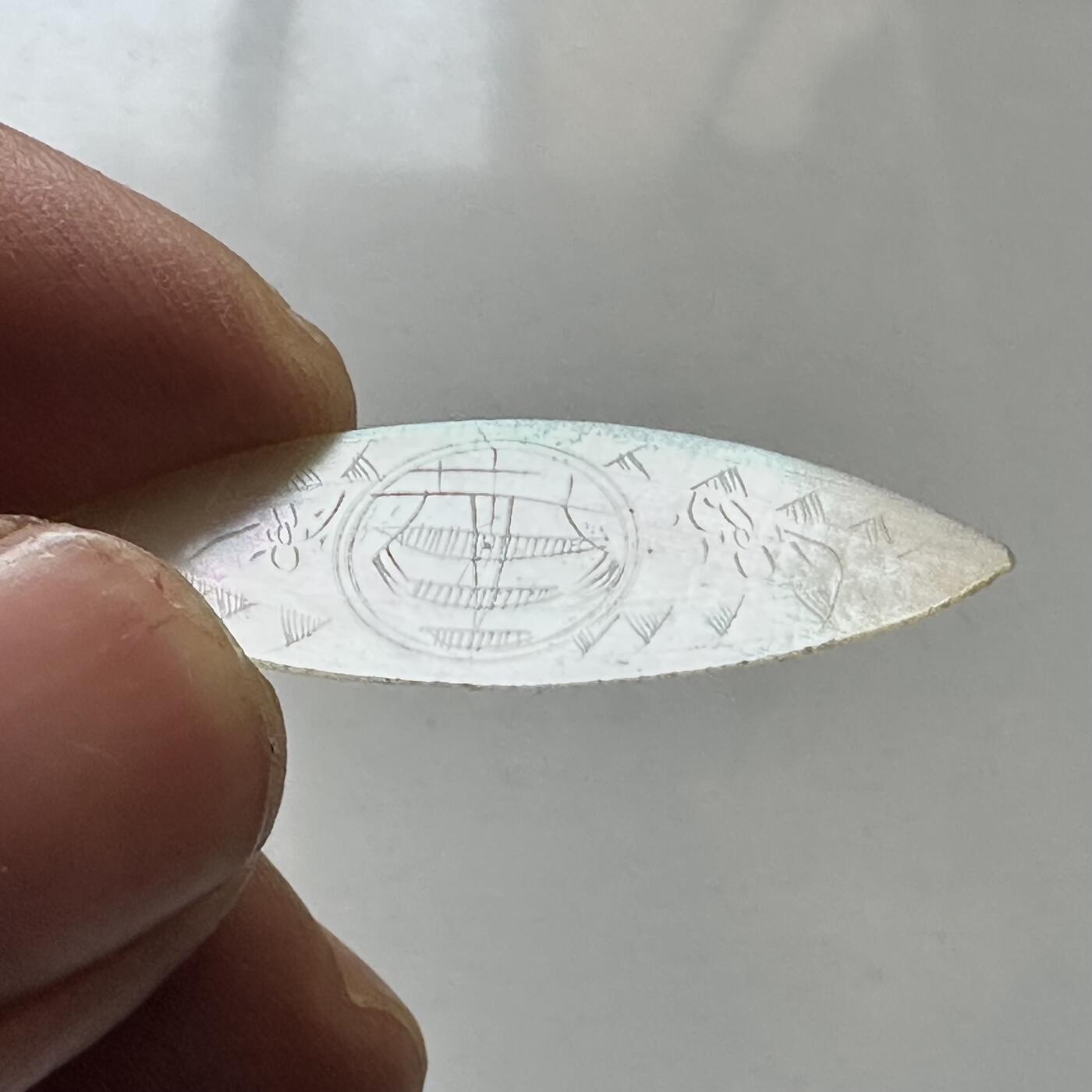 🌹外币初藏🌹🐯2025年第143场  每周二四六晚8️⃣点 接代拍 欧洲早期贝母筹码 代币 有手工刻花 保存完整