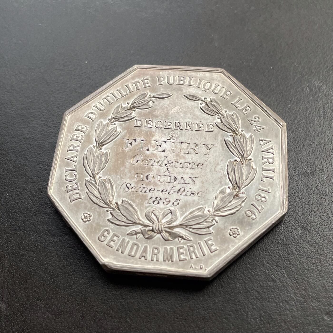 「木头集藏」“冬至雅藏”——章牌精品专场！ A.Desaide～1896年法国反偷猎中央协会大型八角银奖章，直径：46 mm，39.3 g，边铭：丰饶角 ARGENT，背面法语：“1876年4月24日被宣布为公共事业机构”，“ 1896年授予塞纳-瓦兹省乌丹市宪兵队里的：Fleury ”，早期版本，少见大版，品相不错！