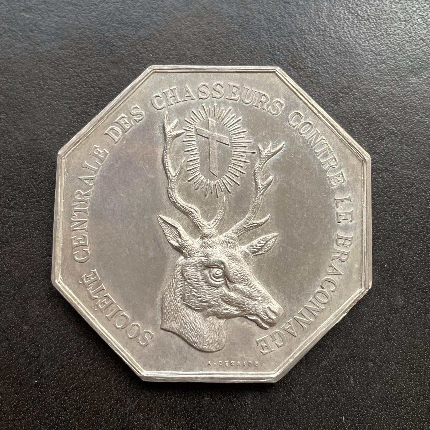 「木头集藏」“冬至雅藏”——章牌精品专场！ A.Desaide～1896年法国反偷猎中央协会大型八角银奖章，直径：46 mm，39.3 g，边铭：丰饶角 ARGENT，背面法语：“1876年4月24日被宣布为公共事业机构”，“ 1896年授予塞纳-瓦兹省乌丹市宪兵队里的：Fleury ”，早期版本，少见大版，品相不错！