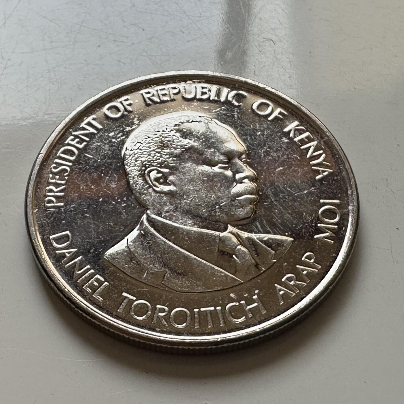 🌹外币初藏🌹🐯2025年第143场  每周二四六晚8️⃣点 接代拍 肯尼亚1994年一先令b