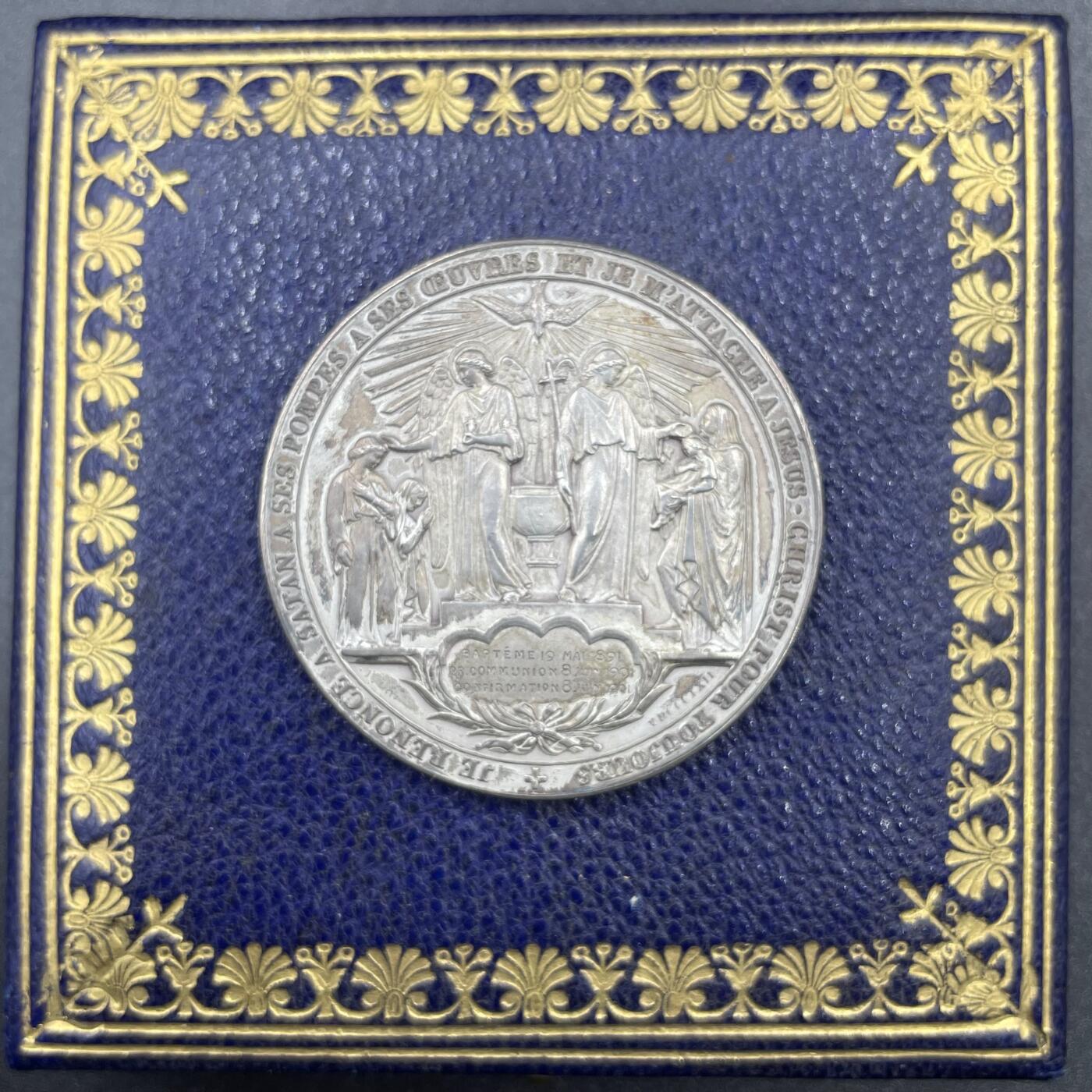 「木头集藏」“冬至雅藏”——章牌精品专场！ 1901年法国基督教洗礼、坚振与圣餐仪式纪念原盒银章，直径：36.8 mm，21.2 g，边铭：丰饶角 ARGENT，品相很不错，烫金原盒正常使用，同款收藏佳品！正面法语：吃我肉、喝我血的人将拥有永生，在末日我要使他复活），出自《约翰福音》，是圣体圣事的核心经文，背面法语：我弃绝撒旦及其诡计与作为，并永远依附于耶稣基督。