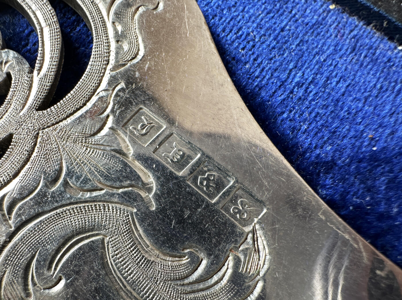 【俄甄集藏】2026年(046)01-07 星期三 晚 19:30 全场包邮 英国19世纪维多利亚时期白色珍贵材料镶嵌刻花古董纪念大型甜点餐刀、餐叉两支一套，原盒，刀长：355mm，宽：60mm；叉长：255mm，宽：50mm，总重量：309.1克